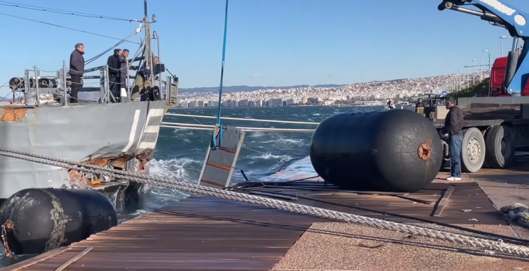 Θεσσαλονίκη: Το «λαβωμένο» Βέλος μεταφέρθηκε στο λιμάνι – Στεγανοποιήθηκε το ρήγμα θα εκτιμηθούν οι ζημιές