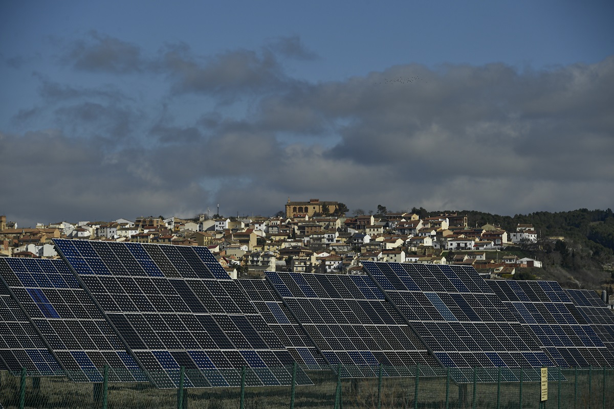 Ισπανία: Φωτοβολταϊκή ενέργεια εξ αποστάσεως για ιδιώτες, που δεν διαθέτουν χώρο, μειώνει έως και 70% τους λογαριασμούς του ρεύματος
