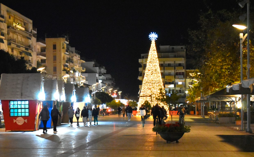 Καλαμάτα: Απέσπασε από επαγγελματία 4.900 ευρώ για χριστουγεννιάτικο δέντρο λέγοντας ότι είναι ο δήμαρχος