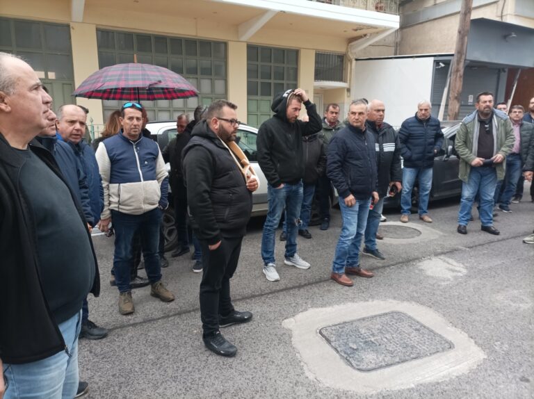 Λάρισα: Διαμαρτυρία αγροτών στον ΕΛΓΑ – Αξίωσαν αποζημιώσεις για τις ζημιές από ασθένειες και πλημμύρες στις δενδροκαλλιέργειες