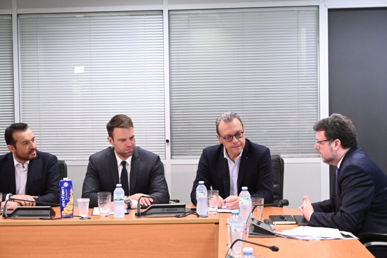 Κασσελάκης στην Επιτροπή Ανταγωνισμού: Η αιτία της ακρίβειας είναι δομική και ανήκει στη φιλοσοφία της κυβερνητικής πολιτικής