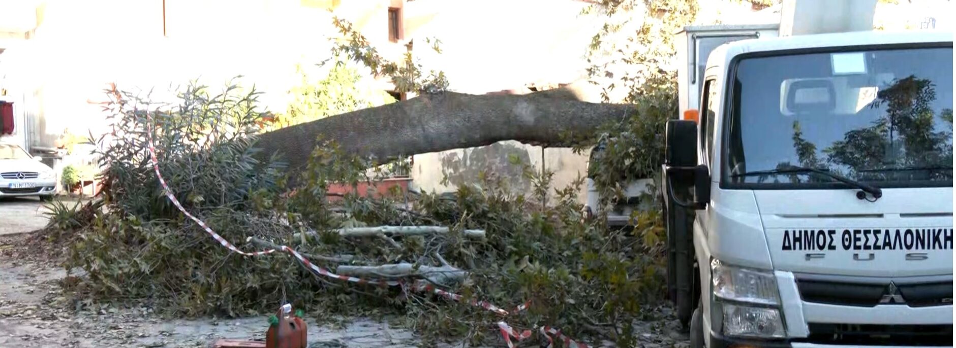 Θεσσαλονίκη: Θυελλώδεις άνεμοι προκάλεσαν ζημίες σε πλατεία της Άνω Πόλης