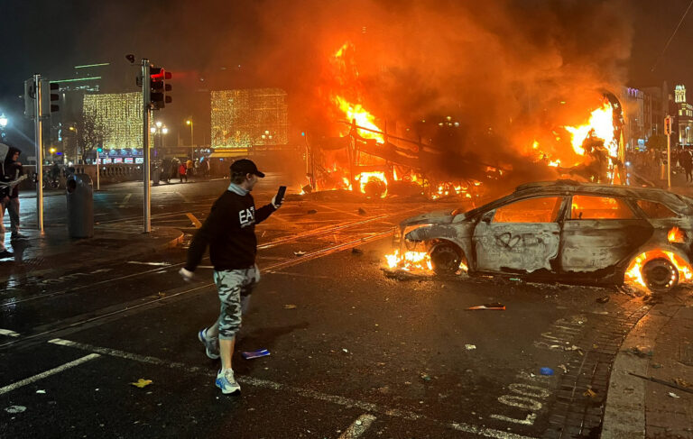 Ένθετο Κόσμος: Εκτεταμένες λεηλασίες και καταστροφές στο Δουβλίνο – Τις ταραχές πυροδότησαν ψευδείς αναρτήσεις