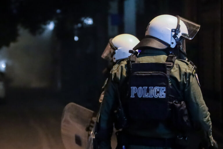 Θεσσαλονίκη: Επεισόδια μεταξύ κουκουλοφόρων και ΜΑΤ στο ΑΠΘ μετά από πορεία για τον θάνατο του 17χρονου στη Βοιωτία