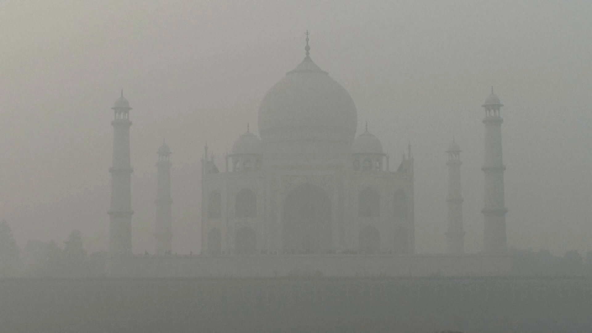 Βίντεο: Η Ινδία πνίγεται στην ομίχλη – Το εμβληματικό Ταζ Μαχάλ καλύφθηκε από πυκνό νέφος