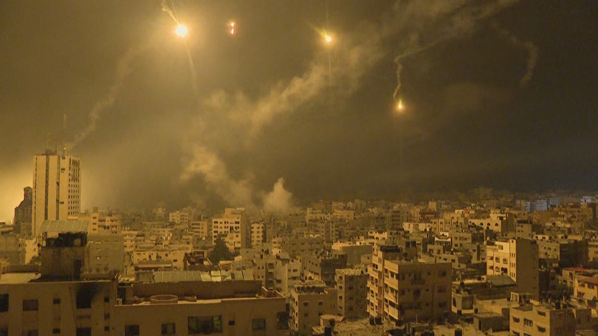 Βίντεο: Ισραηλινές φωτοβολίδες φωτίζουν την κατασκότεινη Γάζα