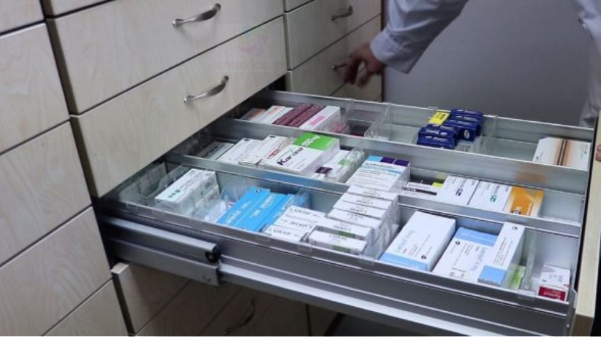 Αυξημένη ζήτηση σε αντιικά φάρμακα, αντιβιώσεις και τεστ λόγω της έξαρσης των ιώσεων – Έντονη η κίνηση στα φαρμακεία