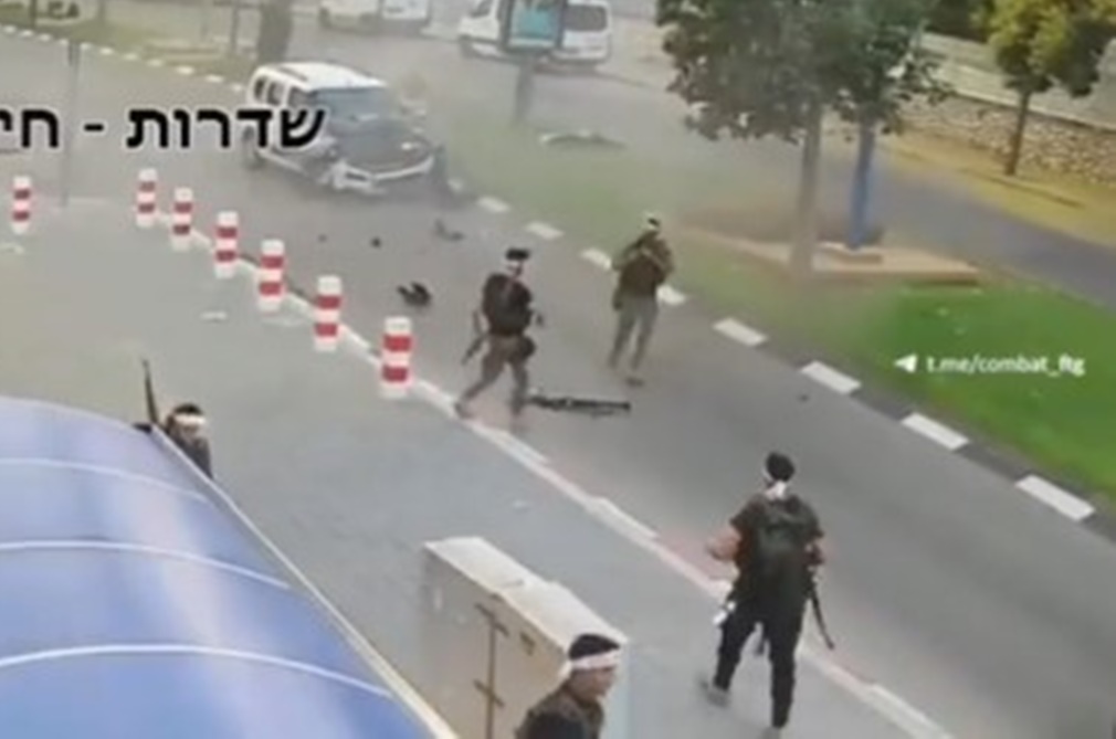 Νέο βίντεο δείχνει τη δράση της Χαμάς την 7η Οκτωβρίου – Ένοπλος στοχεύει με ρουκετοβόλο όχημα με επιβάτες