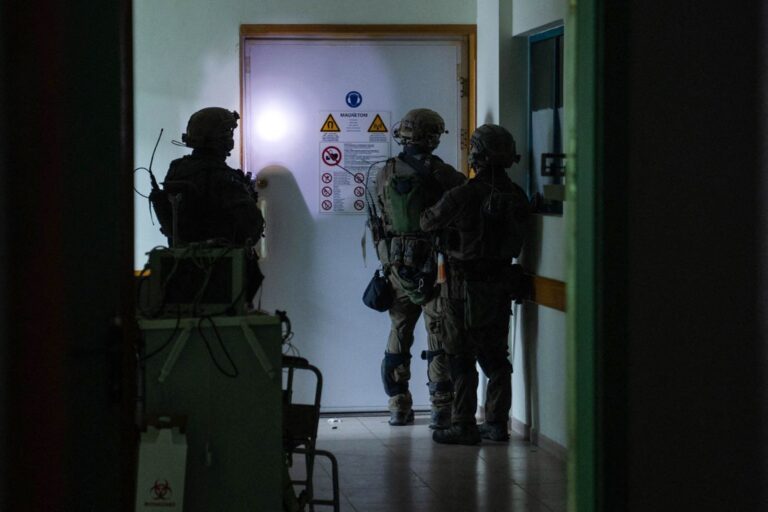 Ο ισραηλινός στρατός εντείνει τις έρευνες στο νοσοκομείο αλ Σίφα – Eκτός λειτουργίας οι επικοινωνίες στη Γάζα