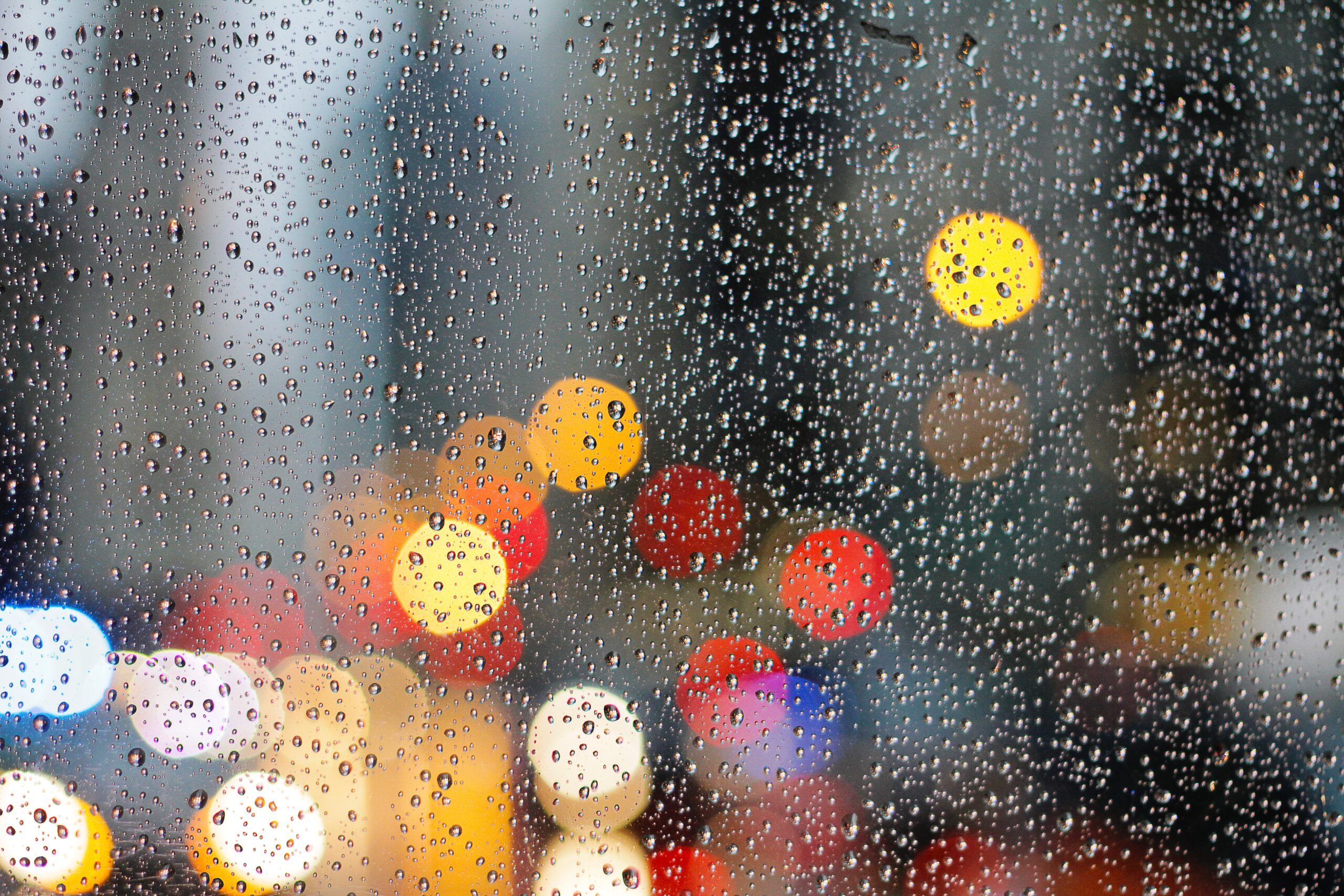 Ο καιρός με τον Σάκη Αρναούτογλου: Επιμένουν οι βροχές το Σαββατοκύριακο – Βελτίωση με ηλιοφάνεια από τη Δευτέρα