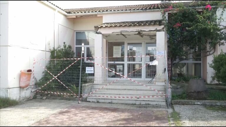 Κέρκυρα: Σφραγίστηκε η ετοιμόρροπη κεντρική είσοδος του Κ.Υ. Λευκίμμης