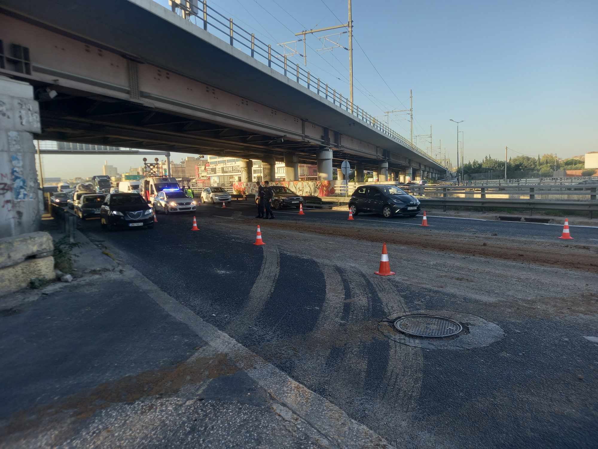 Αυξημένη κίνηση στον Κηφισό – Άνοιξε η πόρτα ενός φορτηγού και γέμισε ο δρόμος στο ύψος της λαχαναγοράς με μπάζα και λάσπες