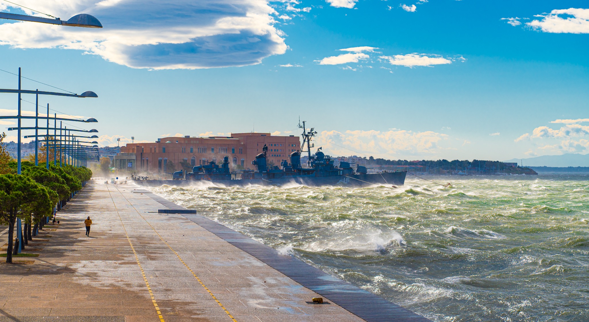 Εντυπωσιακές εικόνες από τους θυελλώδεις ανέμους στη Θεσσαλονίκη – Στο έλεος των κυμάτων το “Βέλος”