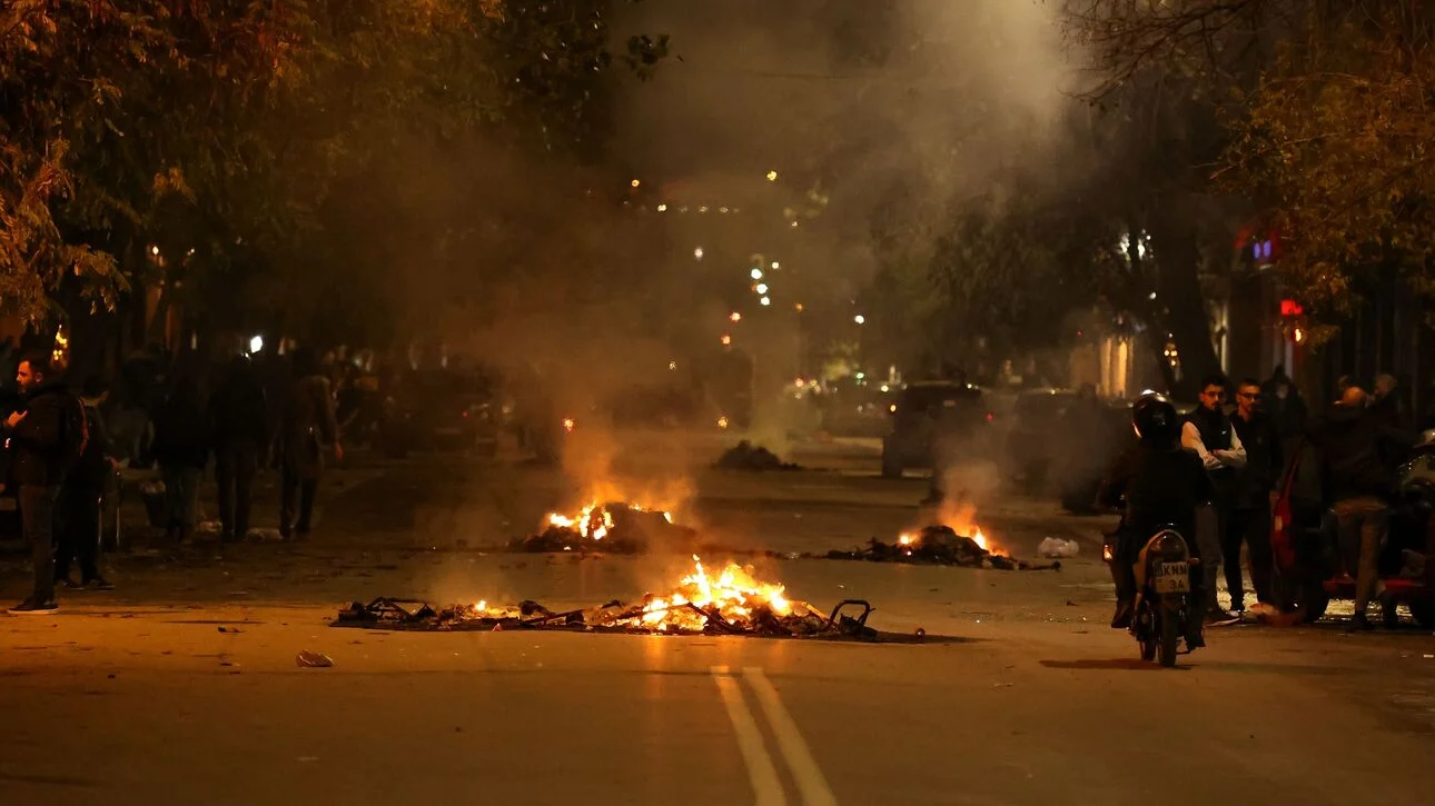 Επεισόδια σε Μεσογείων, Ασπρόπυργο, Μενίδι και Εξάρχεια – Τραυματίστηκαν πυροσβέστης και αστυνομικός, μια σύλληψη