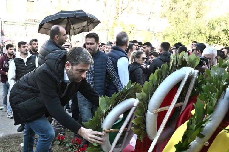 Κατέθεσε στεφάνι στο Πολυτεχνείο ο Ν. Ανδρουλάκης – Μικροένταση στο σημείο