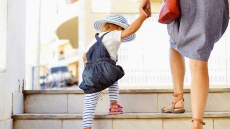 Υπ. Κοινωνικής Συνοχής: Ενημερωτική δράση στην πλατεία Συντάγματος για το πρόγραμμα «Νταντάδες της γειτονιάς»