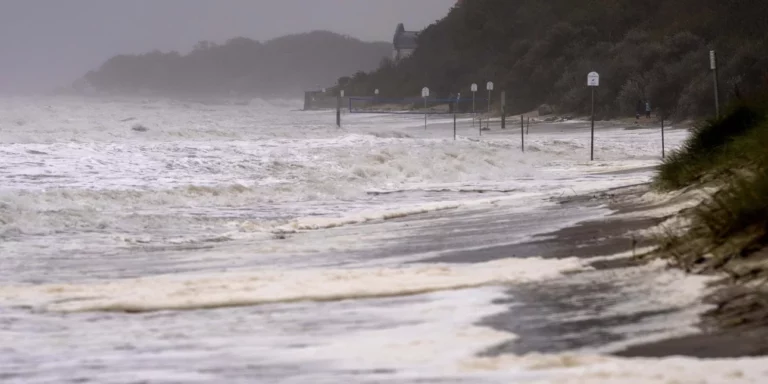 Ένας νεκρός στη Γαλλία από την καταιγίδα Ciaran