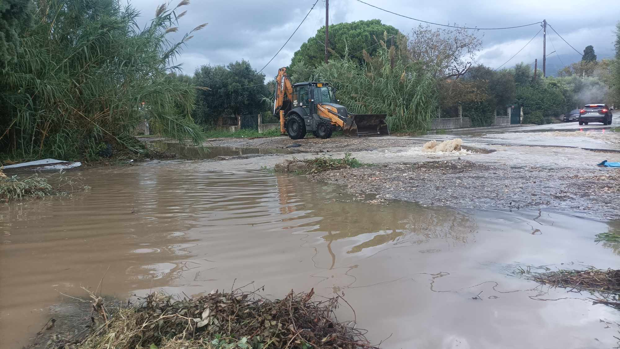 Πάτρα: Προβλήματα από τα έντονα καιρικά φαινόμενα – Πλημμύρισαν δρόμοι (βίντεο)