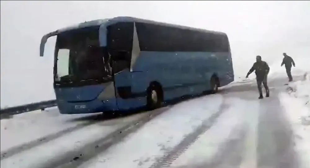 Ολοκληρώθηκε ο απεγκλωβισμός των 42 επιβατών που επέβαιναν σε λεωφορείο που ακινητοποιήθηκε στο χιονοδρομικό Καϊμακτσαλάν