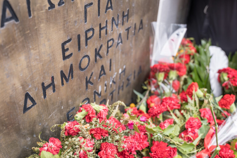 Θεσσαλονίκη: Στεφάνια και λουλούδια από πολίτες, φορείς και εκπροσώπους κομμάτων στο μνημείο για την εξέγερση του Πολυτεχνείου