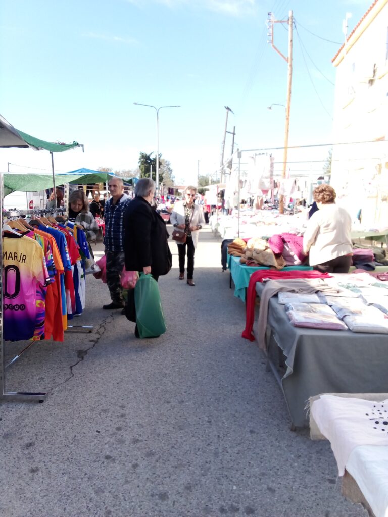 Κυριακή στην αγορά στο Πόρτο Λάγος, με τους παραγωγούς και τους επισκέπτες