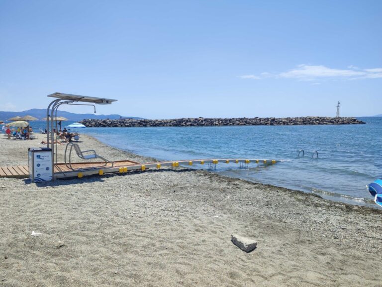 Καλαμάτα: Ξεπέρασαν τις 3.000 οι χρήσεις των Seatrack φέτος στις παραλίες της πόλης
