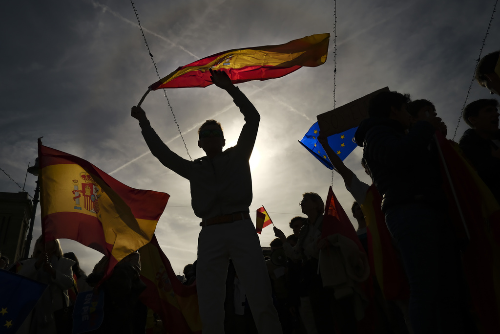 Ισπανία: Δεκάδες χιλιάδες άνθρωποι διαδήλωσαν σε όλη τη χώρα εναντίον της προτεινόμενης αμνήστευσης των Καταλανών αυτονομιστών