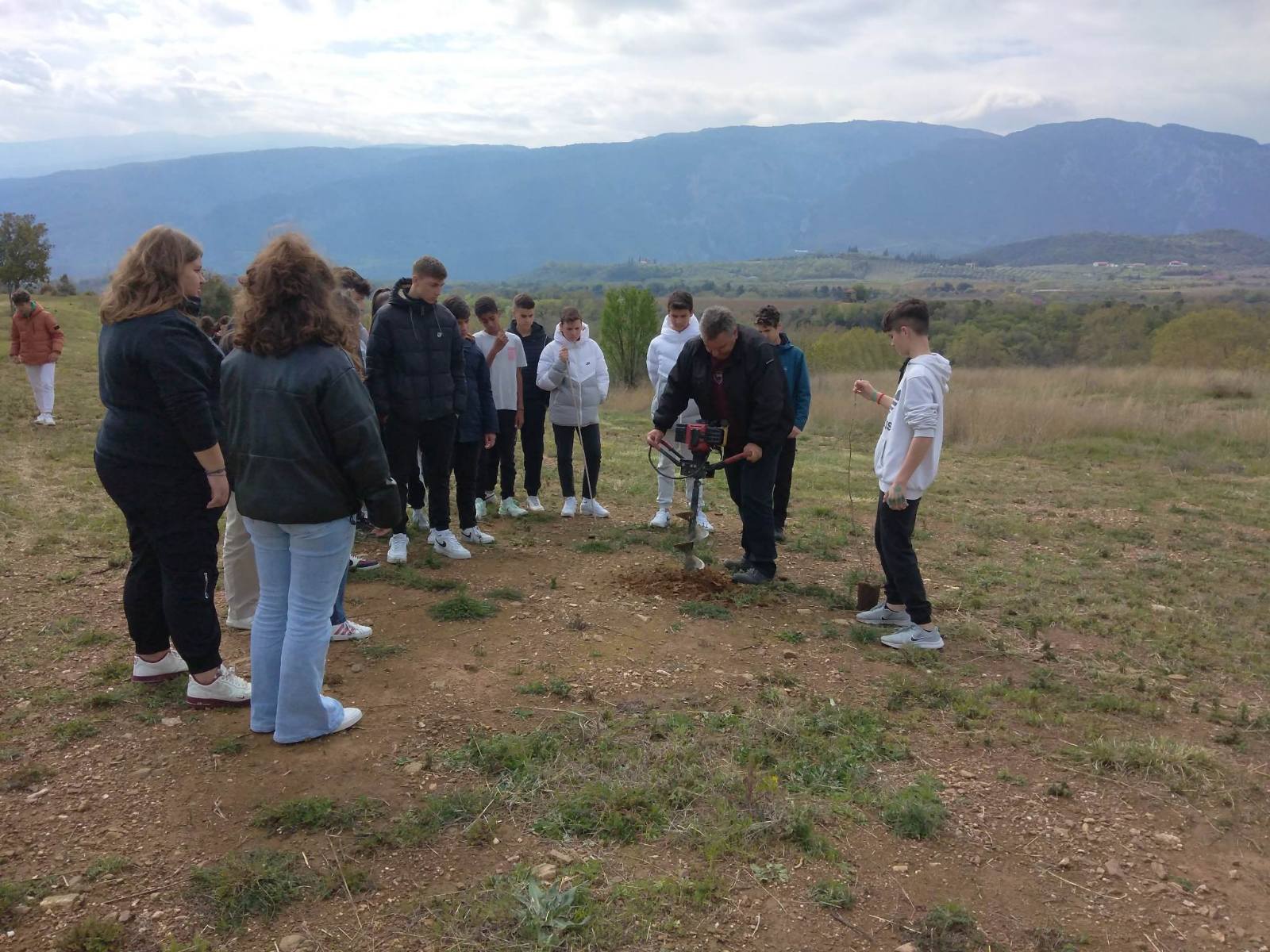 Δήμος Τεμπών: Συμβολική φύτευση 200 δένδρων στην είσοδο του Πυργετού