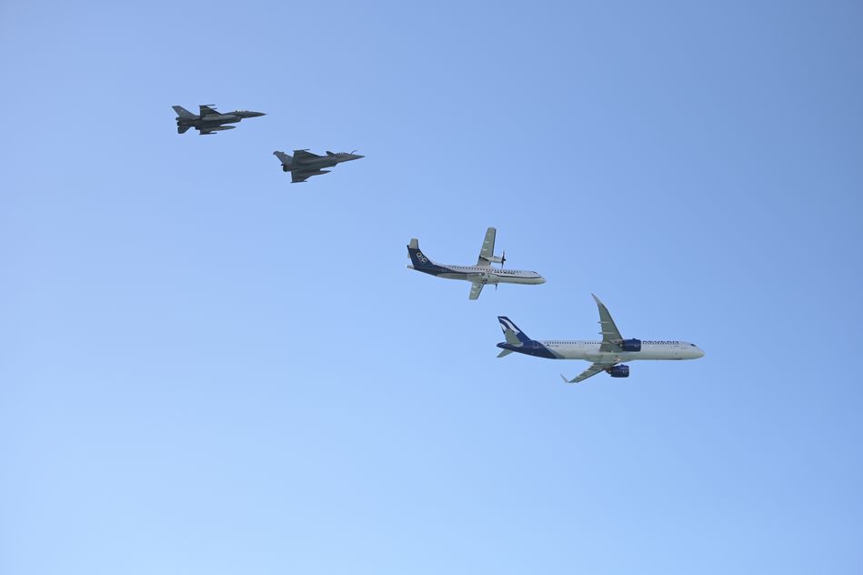 Εντυπωσιακές εικόνες από την αεροπορική επίδειξη της Πολεμικής Αεροπορίας στο Φλοίσβο (φωτογραφίες, βίντεο)