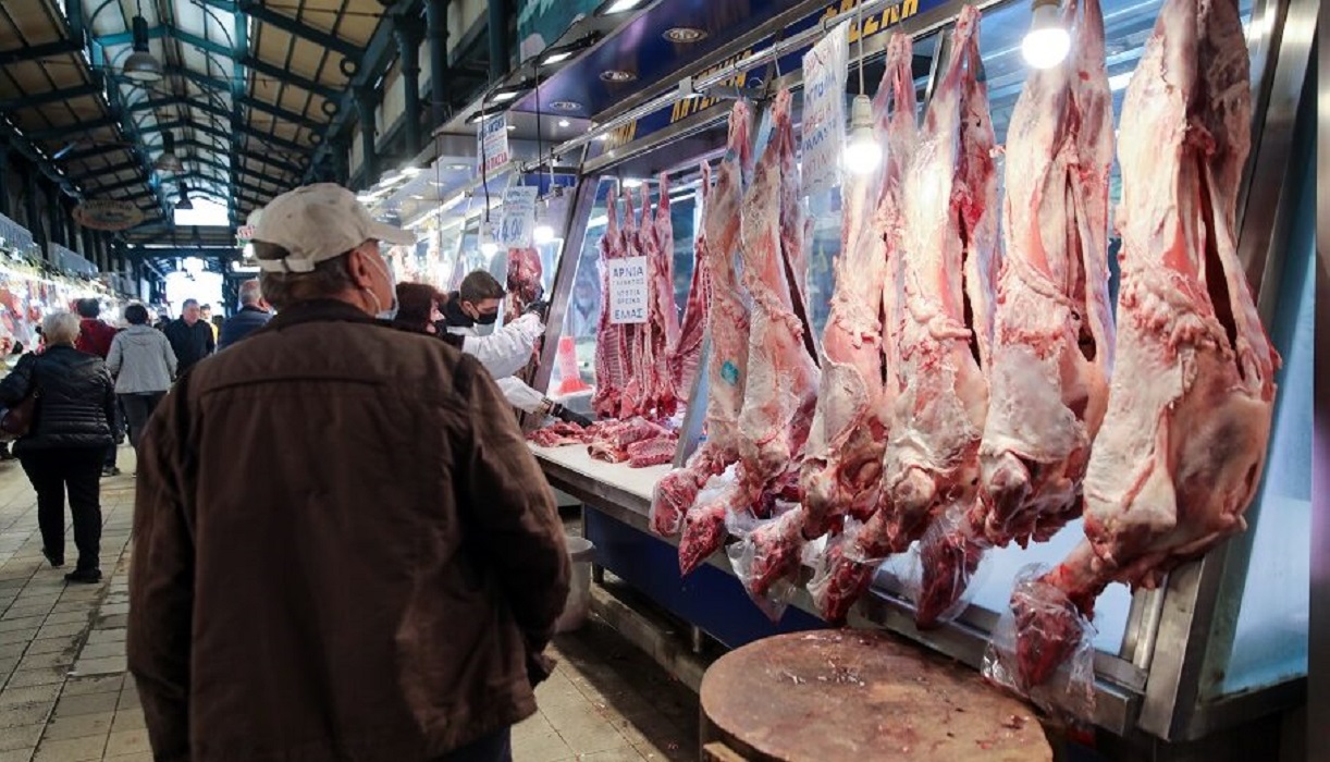 Βαρβάκειος αγορά: Που κυμαίνονται οι τιμές σε χοιρινό, αρνί και κατσίκι – Πότε έρχονται οι γαλοπούλες