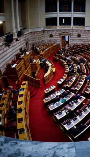 Βουλή-πολυνομοσχέδιο: Ειδική αποζημίωση στο προσωπικό της ΕΛΑΣ που απασχολείται σε μέτρα τάξης σε αθλητικές συναντήσεις