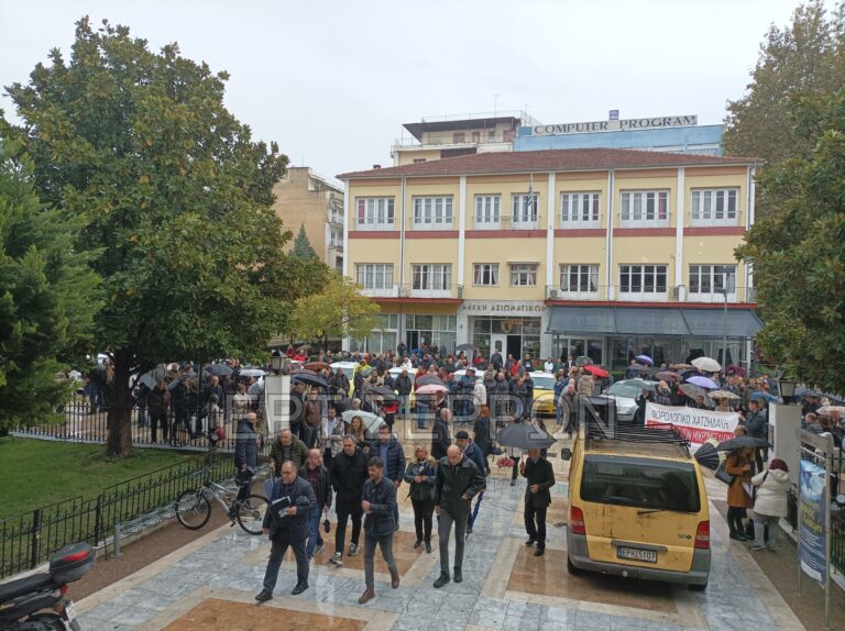 Σέρρες: Συγκέντρωση διαμαρτυρίας υπό βροχή για το φορολογικό