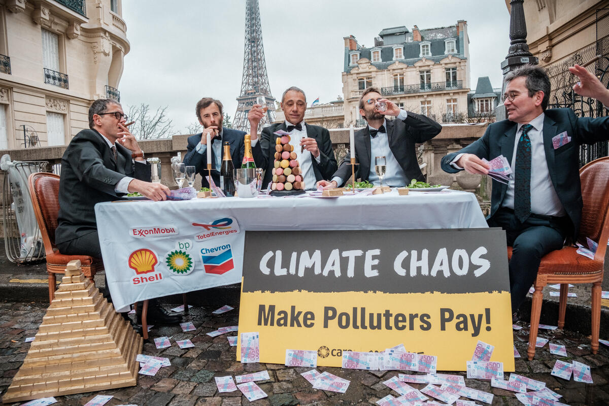 Greenpeace France and Care Stage Cynical Meal before the Start of COP 28Greenpeace France et Care mettent en scène un repas cynique avant le début de la COP28