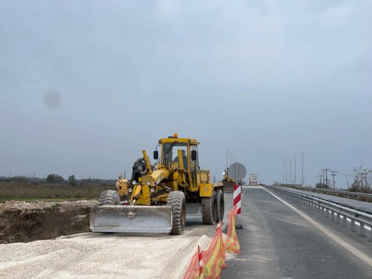Σε εξέλιξη οι εργασίες για την προσωρινή αποκατάσταση του δρόμου Καρδίτσας – Λάρισας