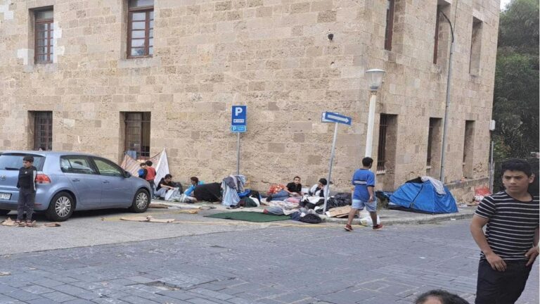 «Απαράδεκτη και ντροπιαστική» χαρακτηρίζουν οι φορείς της Ρόδου την κατάσταση με τους μετανάστες