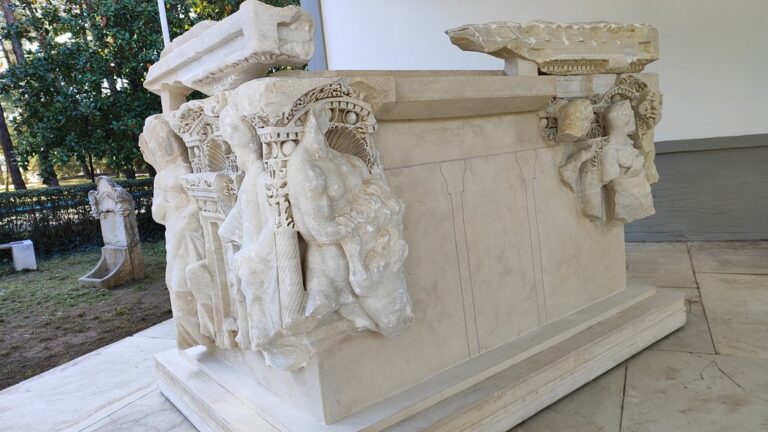 Εντυπωσιάζει η Έκθεση στο προαύλειο του Αρχαιολογικού Μουσείου Ρωμαϊκή Κομοτηνή: Σαρκοφάγος και Μιλιάρια