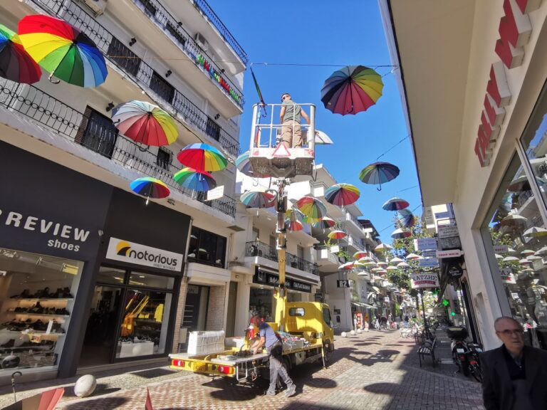 Τρίκαλα: Φρεσκάδα και χρώμα με τις νέες ομπρέλες στην οδό Απόλλωνος