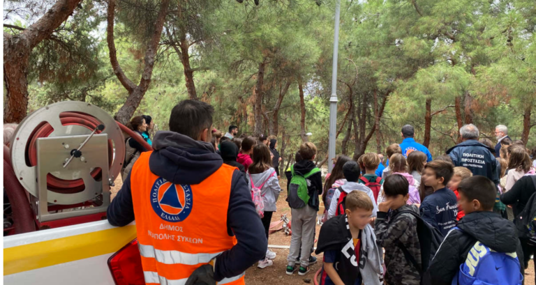 Θεσσαλονίκη: Οι μαθητές του 2ου Δημοτικού Συκεών έσβησαν φωτιά στο δάσος-Άσκηση ετοιμότητας για υπεύθυνους πολίτες