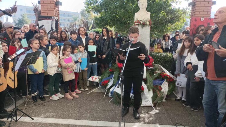 Λέσβος: Με προσκλητήριο νεκρών, κατάθεση στεφάνων και τραγούδια τίμησαν το Πολυτεχνείο
