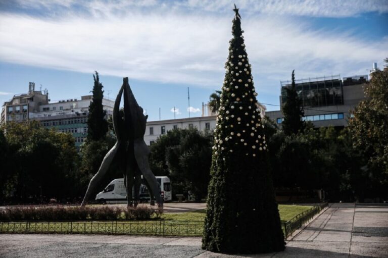 Γιατί «κάνουν φτερά» οι μπάλες του χριστουγεννιάτικου δέντρου στην πλατεία Κλαυθμώνος