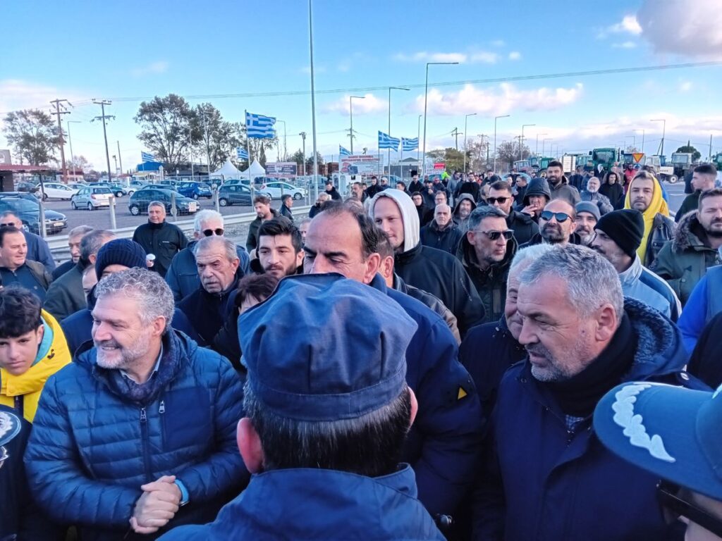 Μπλόκο των ΜΑΤ στους πλημμυροπαθείς αγρότες της Λάρισας