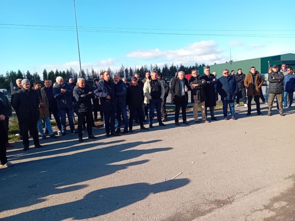 Μπλόκο των ΜΑΤ στους πλημμυροπαθείς αγρότες της Λάρισας