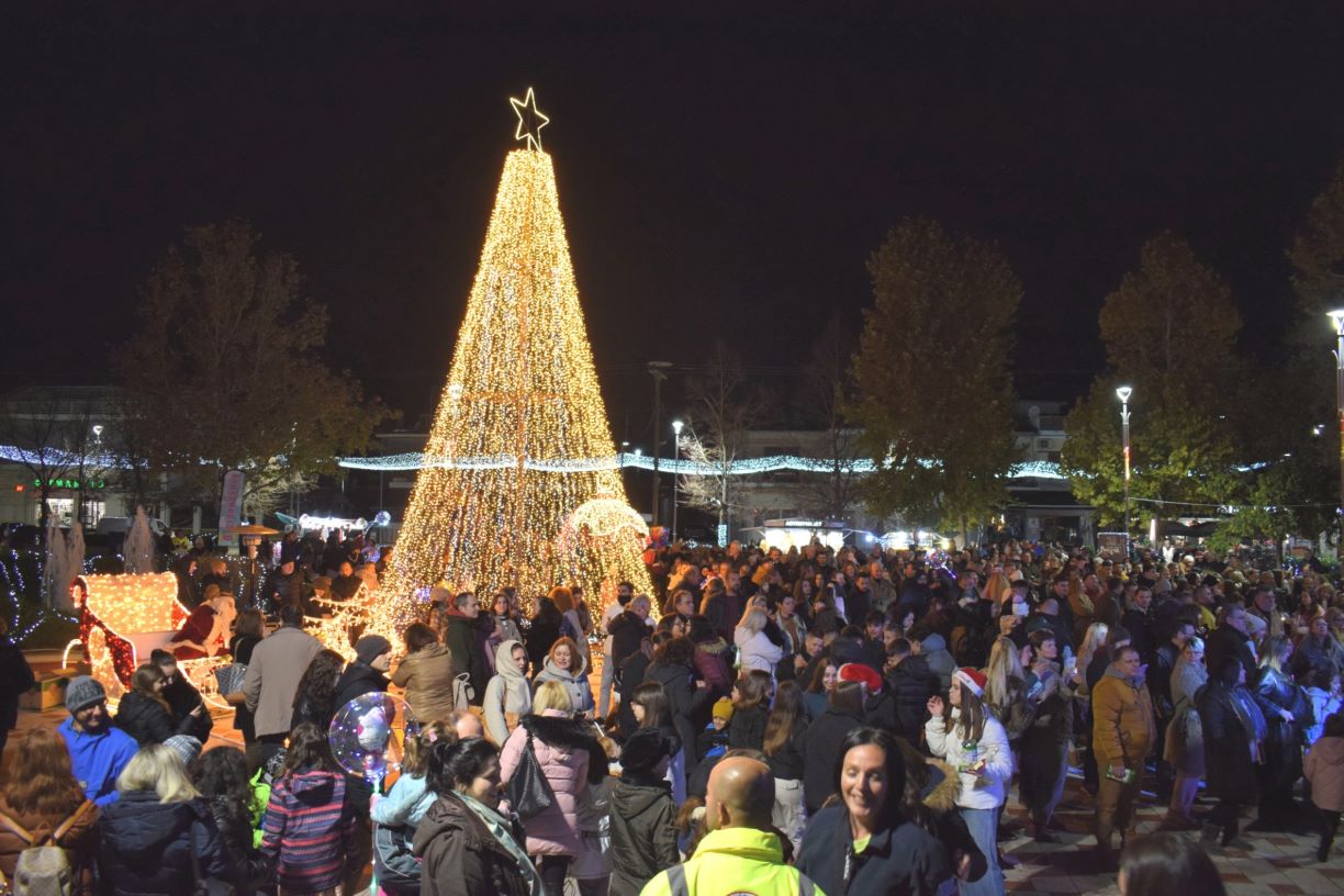 Άναψαν τα φώτα στο Χριστουγεννιάτικο δέντρο της Νίκαιας του Δήμου Κιλελέρ