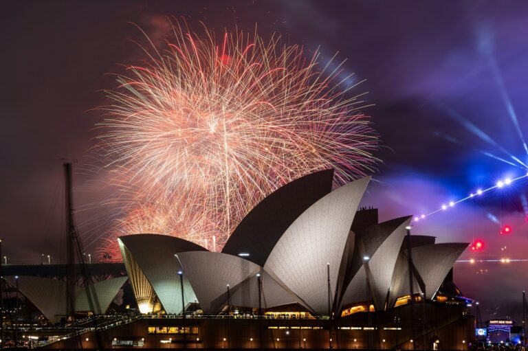 Η Αυστραλία υποδέχτηκε το 2024 – Εντυπωσιακό σόου πυροτεχνημάτων στο λιμάνι του Σίνδεϊ
