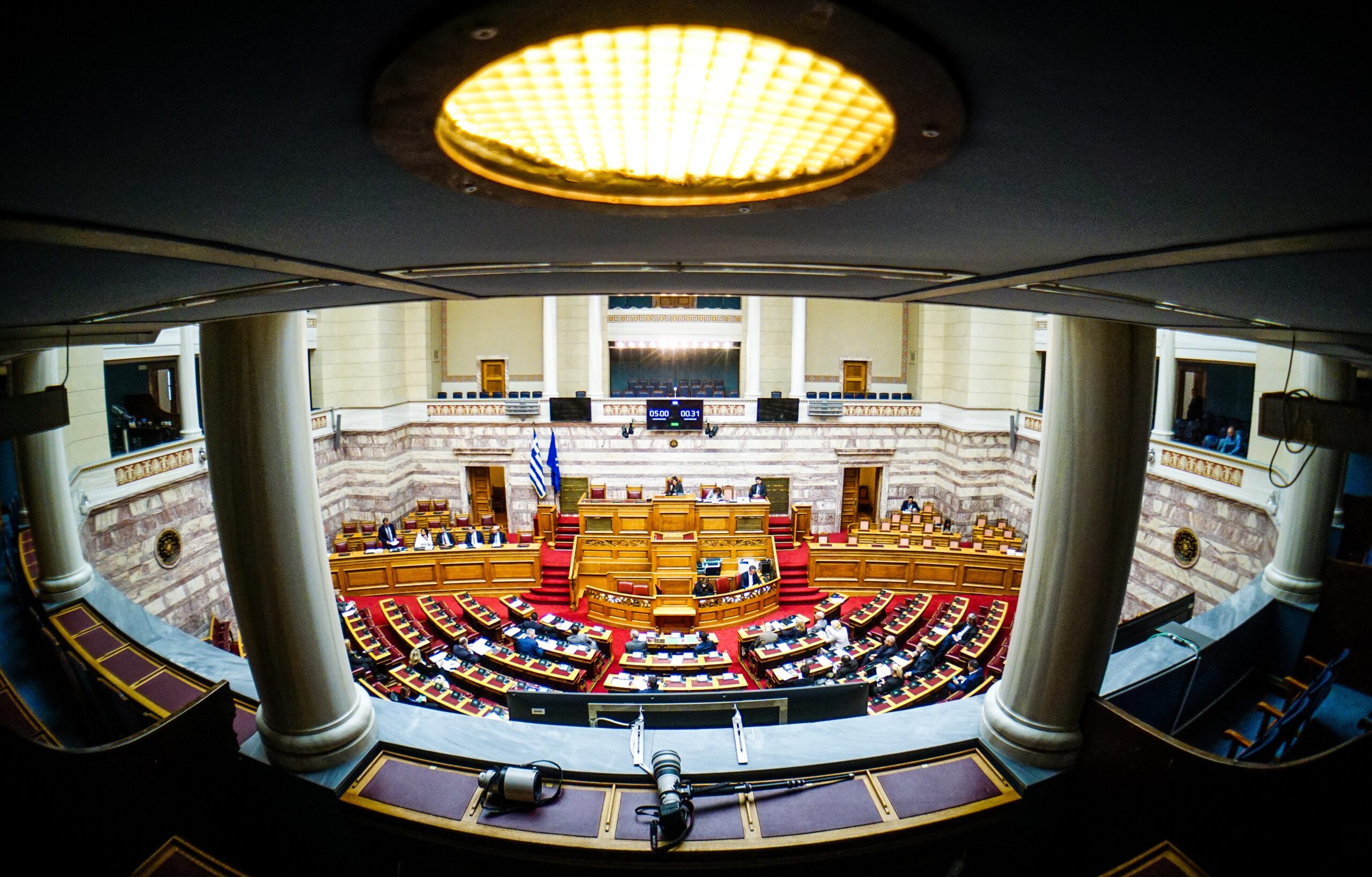 Βουλή: Σφοδρή κόντρα για ποινικούς κώδικες, οπαδική βία και Παιδεία
