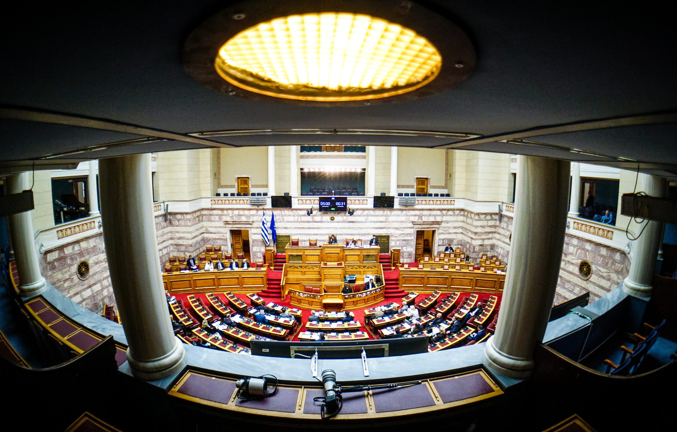 Βουλή: Σφοδρή κόντρα για ποινικούς κώδικες, οπαδική βία και Παιδεία