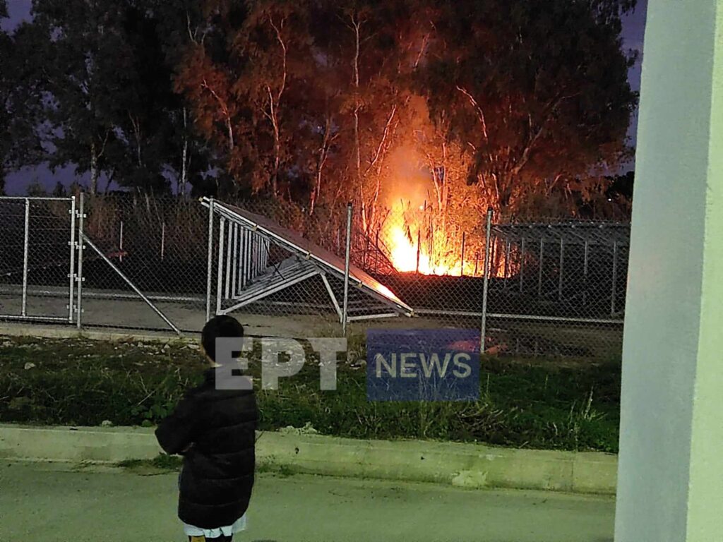 Χανιά: Πυρκαγιά δίπλα στο κλειστό Γυμναστήριο Ταυρωνίτη