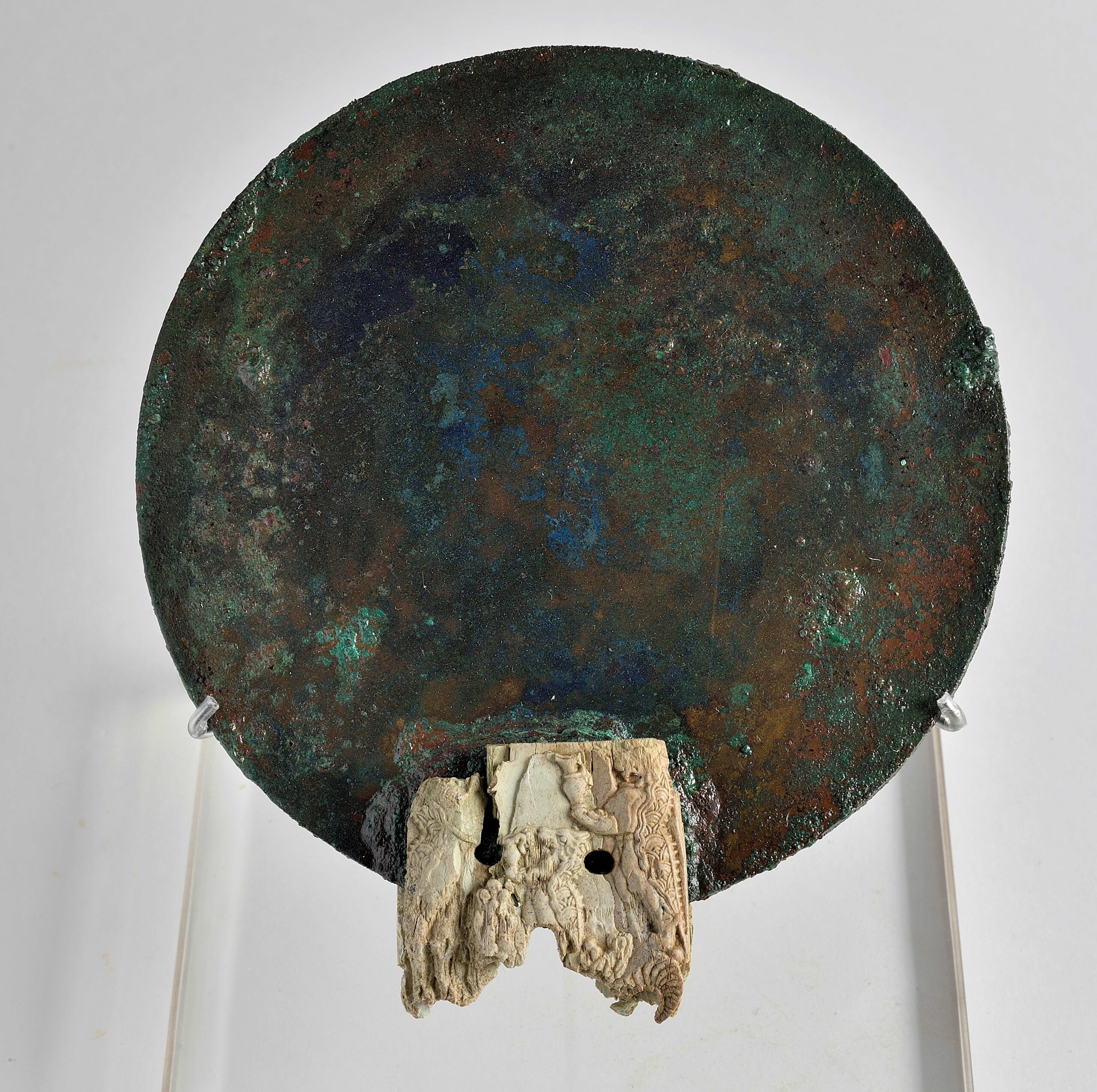 Χάλκινος καθρέφτης με οστέινη λαβή κοσμημένη με δαιμονικά όντα. Παγκαλοχώρι Ρεθύμνου, 1380-1300 π.Χ. (1)