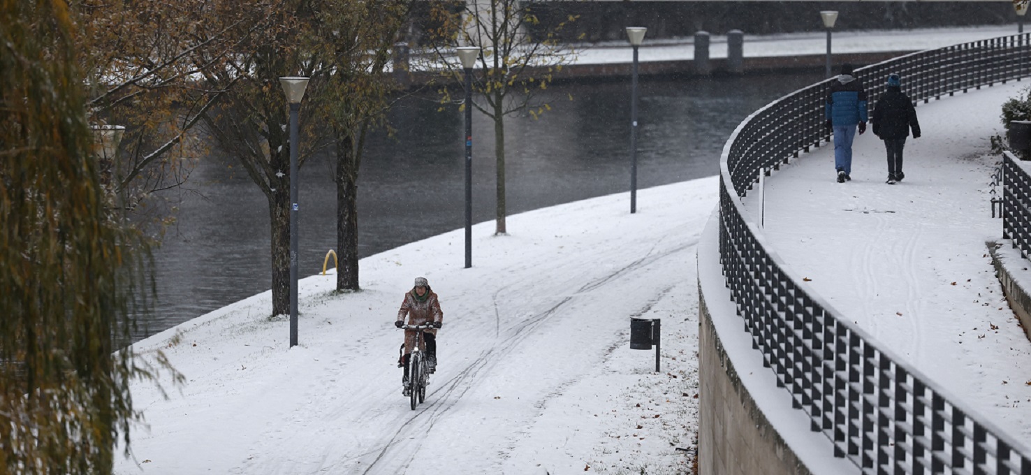 Γερμανία: Ματαιώσεις πτήσεων και σιδηροδρομικών δρομολογίων στο Μόναχο λόγω έντονων χιονοπτώσεων