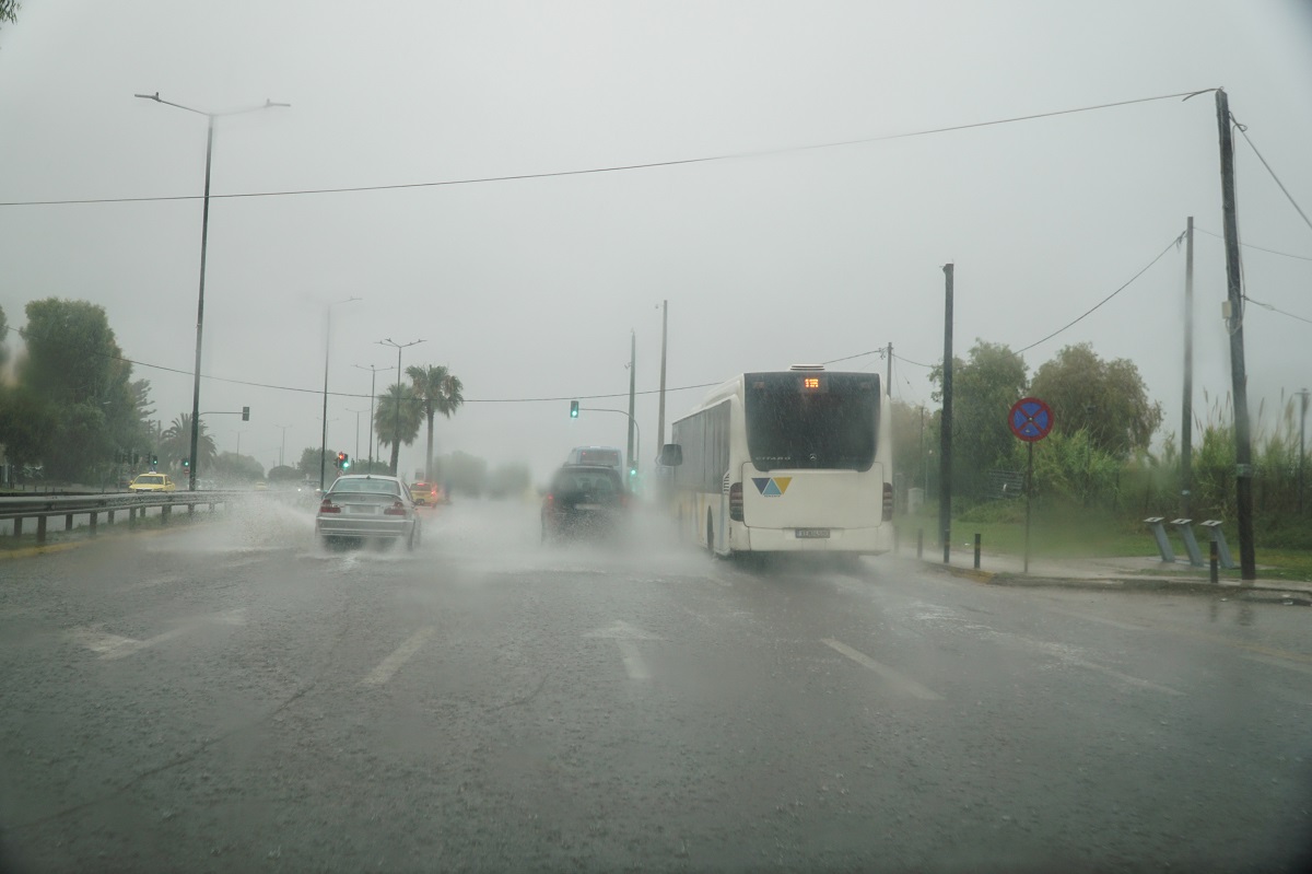 Ισχυρές βροχές και καταιγίδες έως νωρίς το βράδυ σήμερα – Επικαιροποίηση του έκτακτου δελτίου της ΕΜΥ